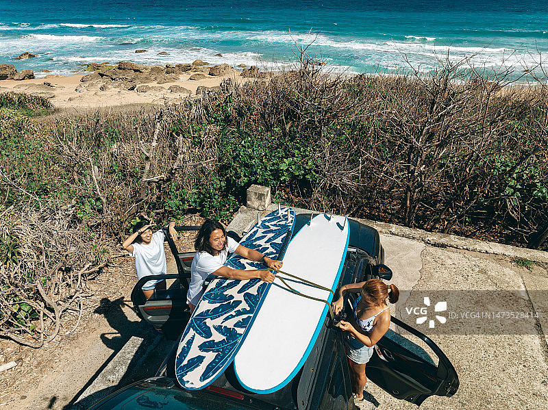 无人机视角：亚洲冲浪爱好者准备冲浪图片素材