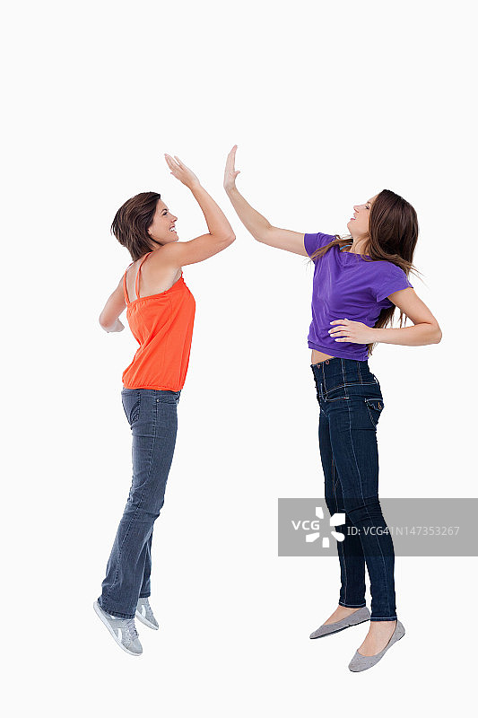 青少年跳跃着互相击掌图片素材