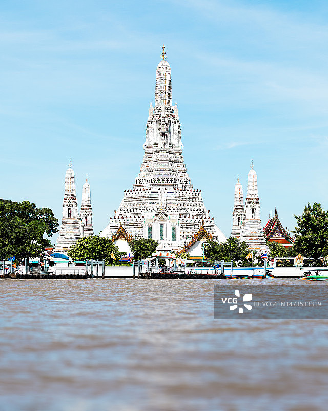 阳光明媚的曼谷郑王庙（黎明寺）和湄南河图片素材