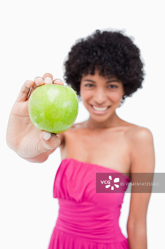 年轻女子手持美丽的青苹果图片素材