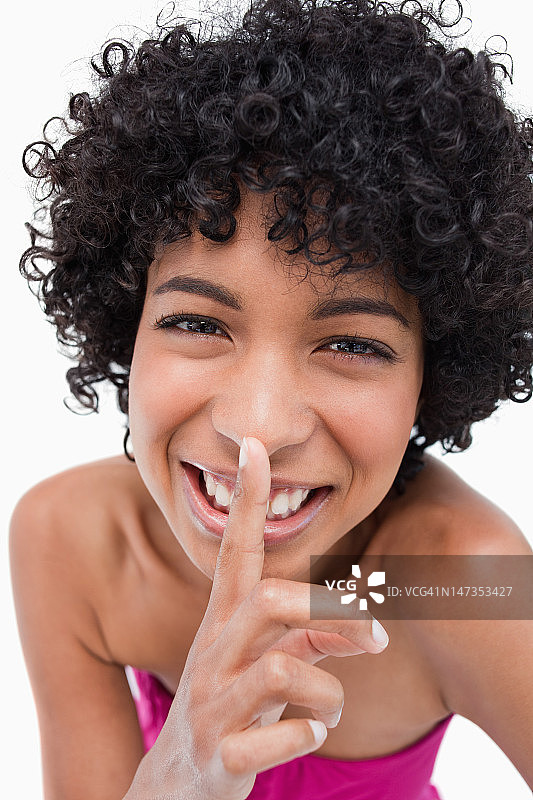 年轻女子笑着示意安静图片素材