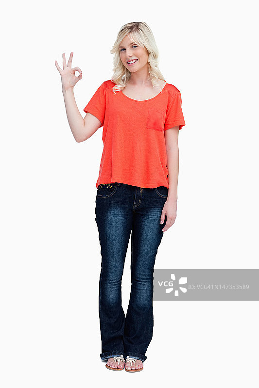 面带微笑，做出OK手势看向镜头的少年图片素材