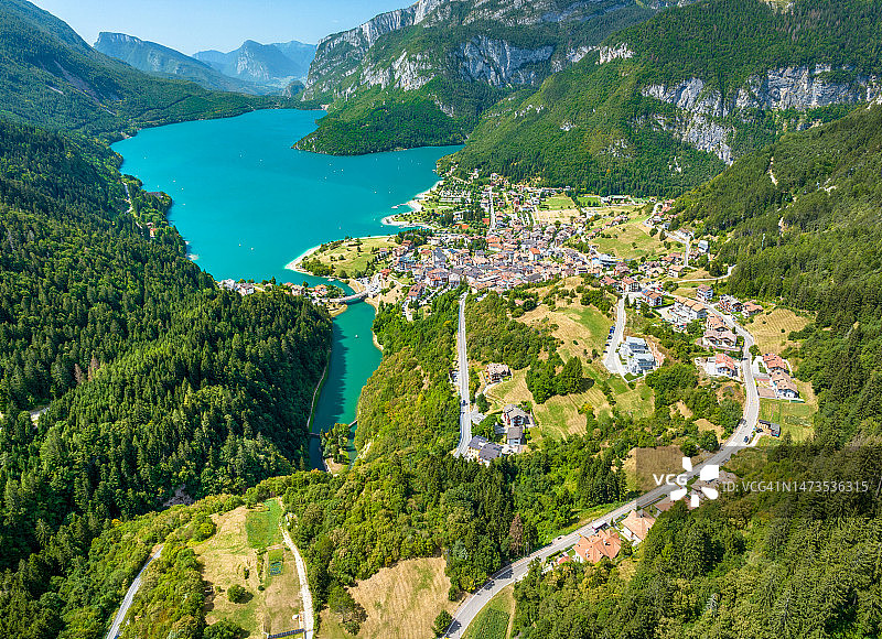 意大利莫尔韦诺湖与布伦塔多洛米蒂山图片素材