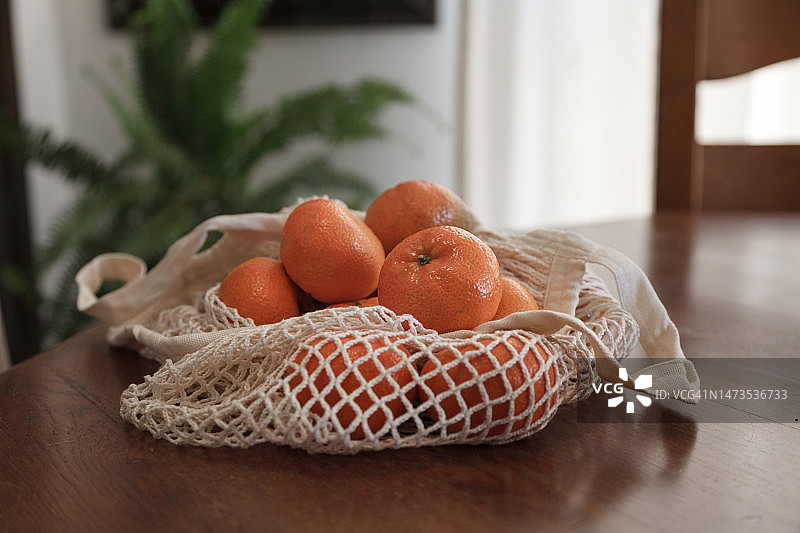 从网袋中取出新鲜有机蔬菜图片素材