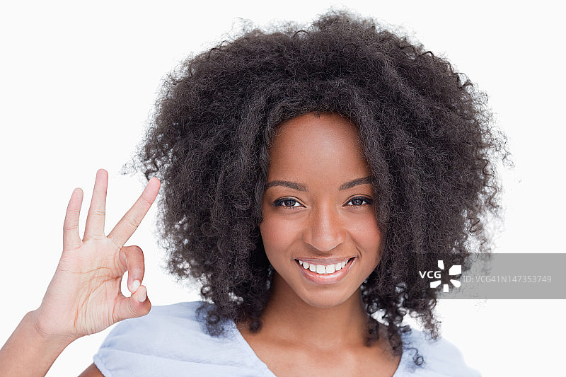 年轻女子微笑做出OK手势图片素材