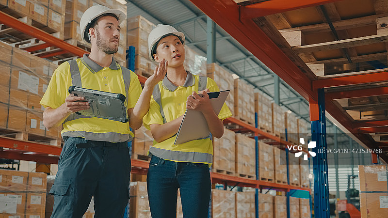 多元化团队仓库工人配送仓库工作图片素材