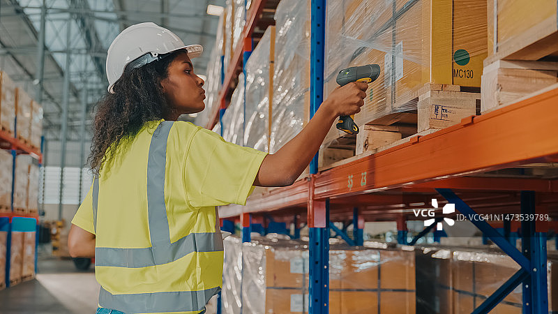 在配送仓库工作的女仓库工人图片素材