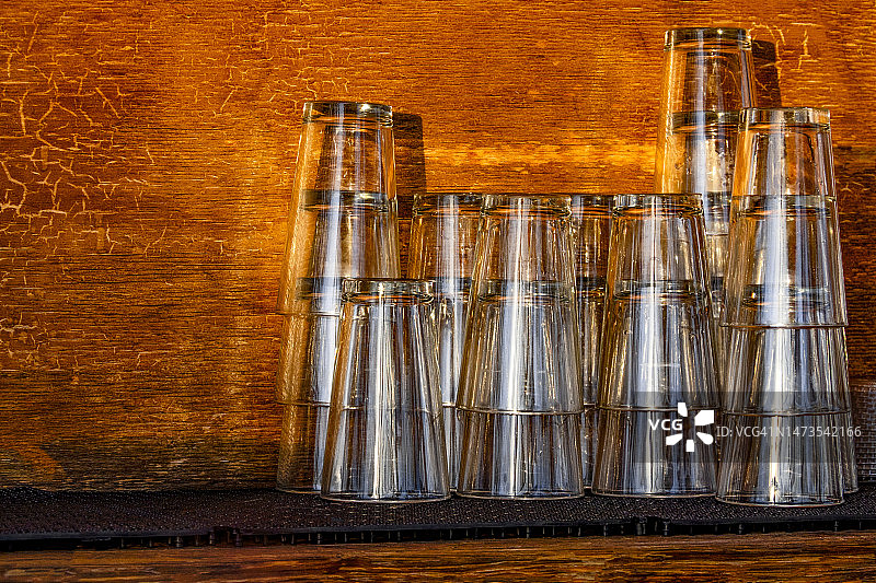 架子上堆叠的品脱玻璃杯图片素材