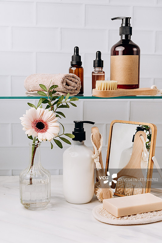 身体和面部护理美容沐浴套装：洗发水或沐浴露瓶、乳液、精油、面霜、按摩刷和抗橘皮组织产品图片素材