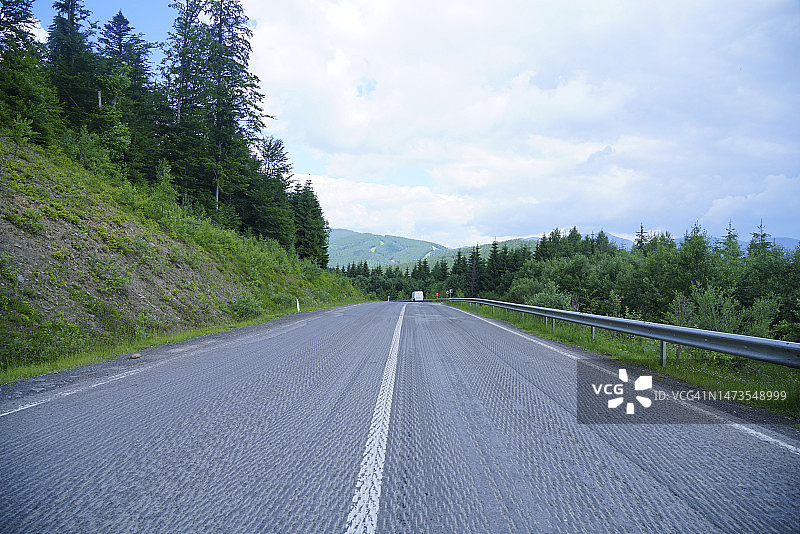 道路上损坏的沥青图片素材