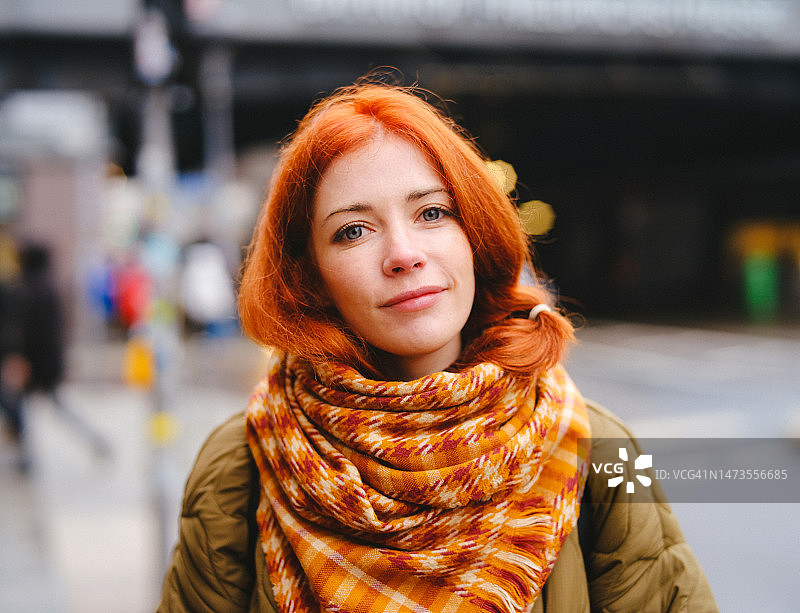 站在街上的美丽红发女子肖像图片素材