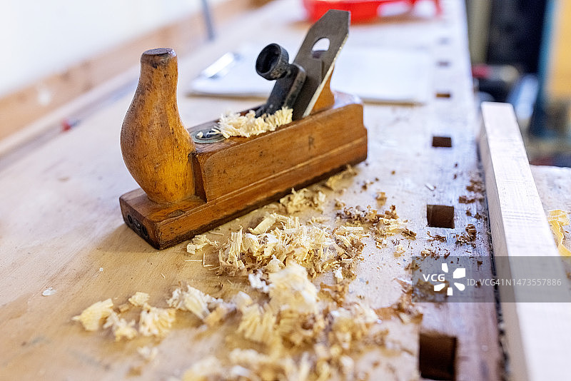 工作台上旧金属飞机和芯片图片素材