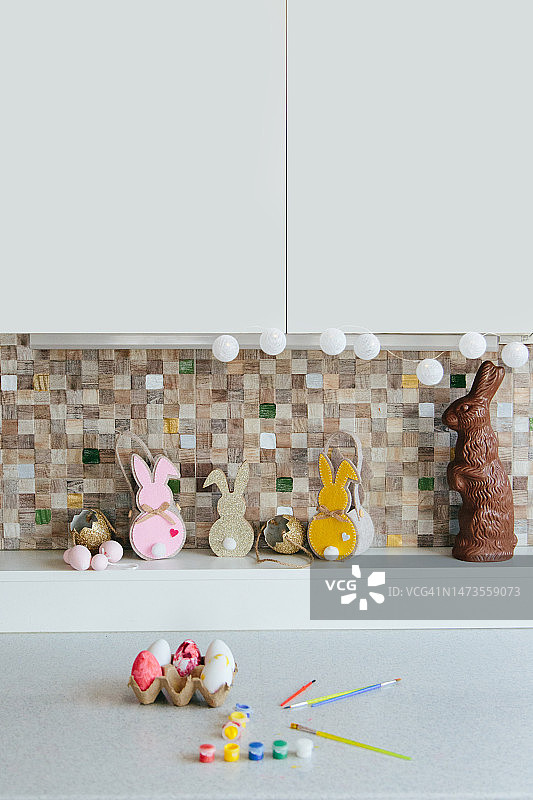 厨房台面上的复活节兔子和装饰品图片素材