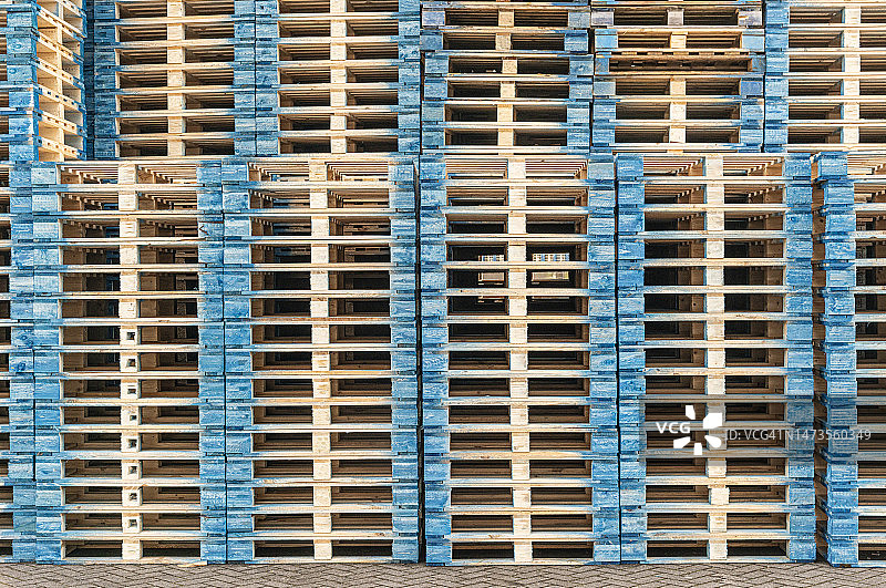 一长排木制托盘的正面图图片素材