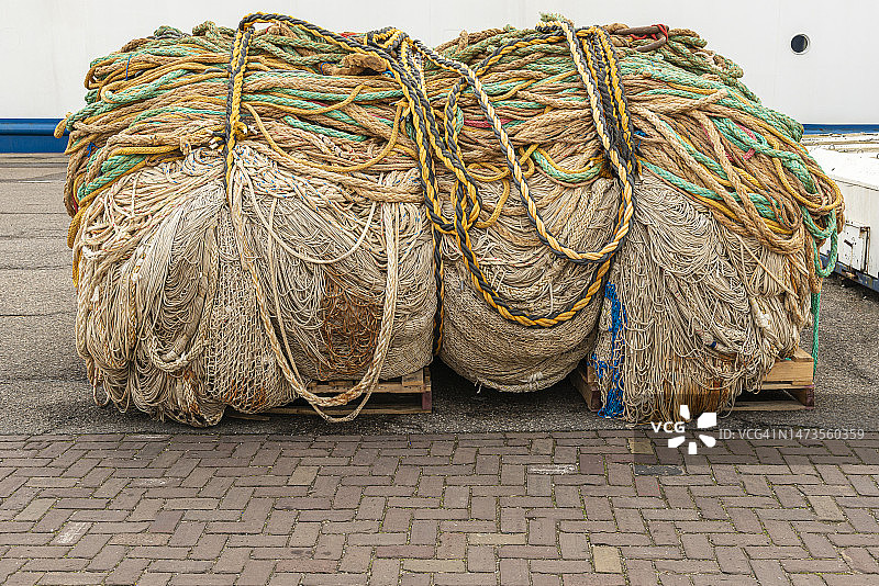码头上堆积如山的大渔网图片素材