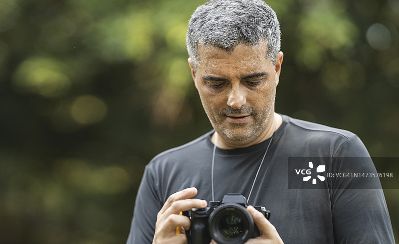 手持摄像机拍摄的摄像师图片素材