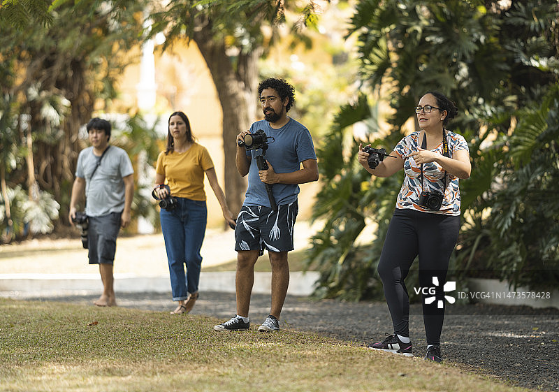 摄影师户外合作图片素材