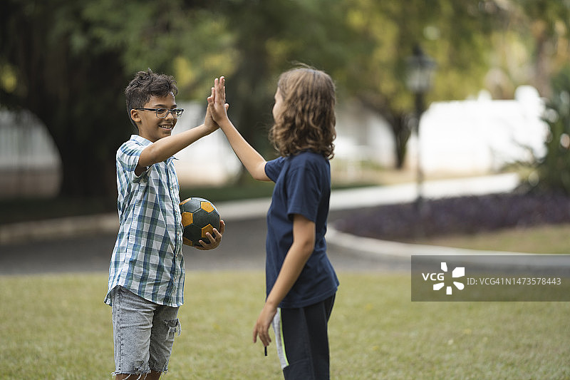 男孩们在户外握手图片素材