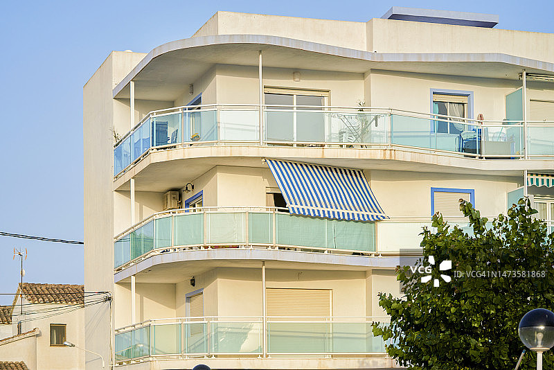 低密度住宅的白色外墙，带有阳台和大窗户图片素材