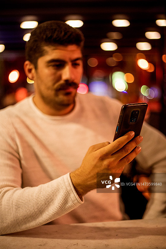 年轻男人在使用手机图片素材