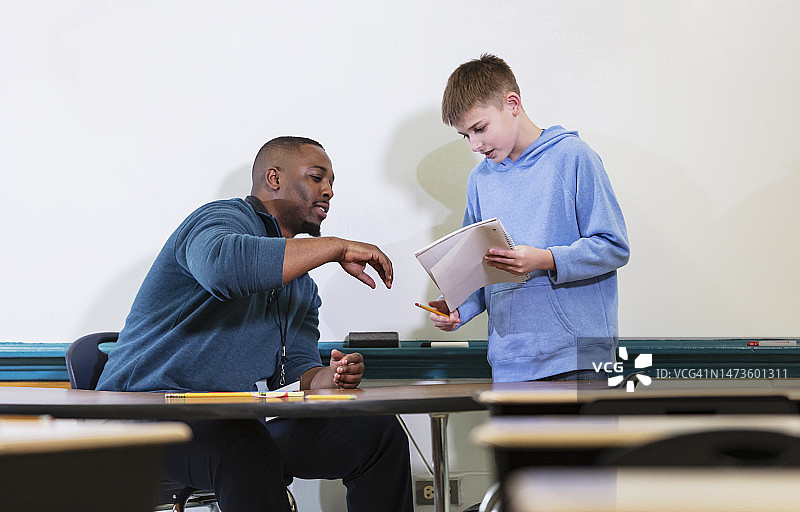 小学生给老师看作业图片素材