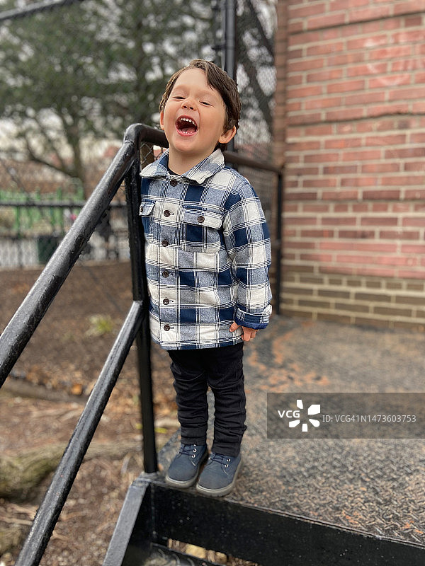 幼儿站在楼梯上图片素材