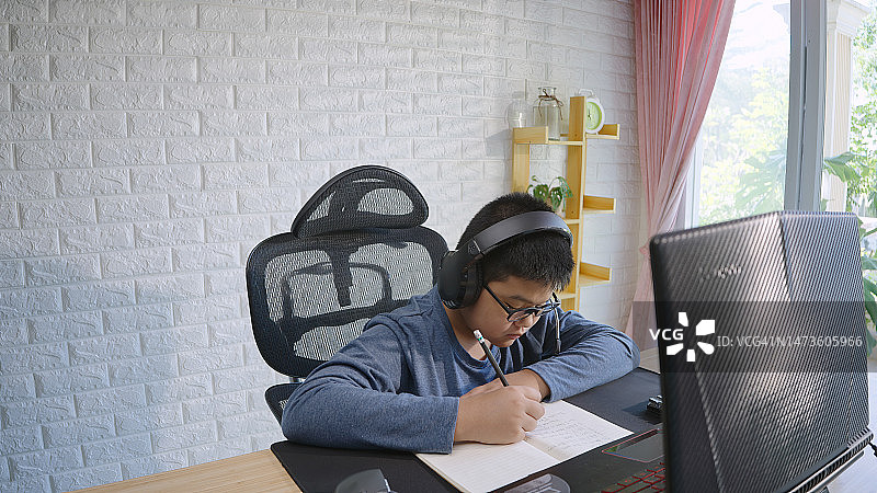 在家用笔记本电脑进行在线家庭教育图片素材