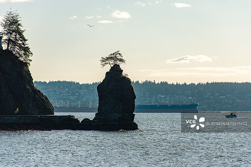 海洋中的独立岩石视角图片素材