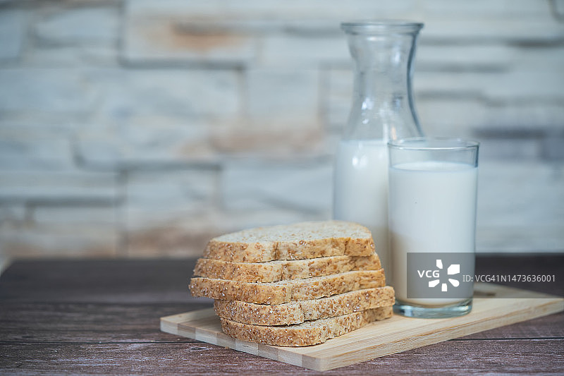 桌子上的牛奶图片素材