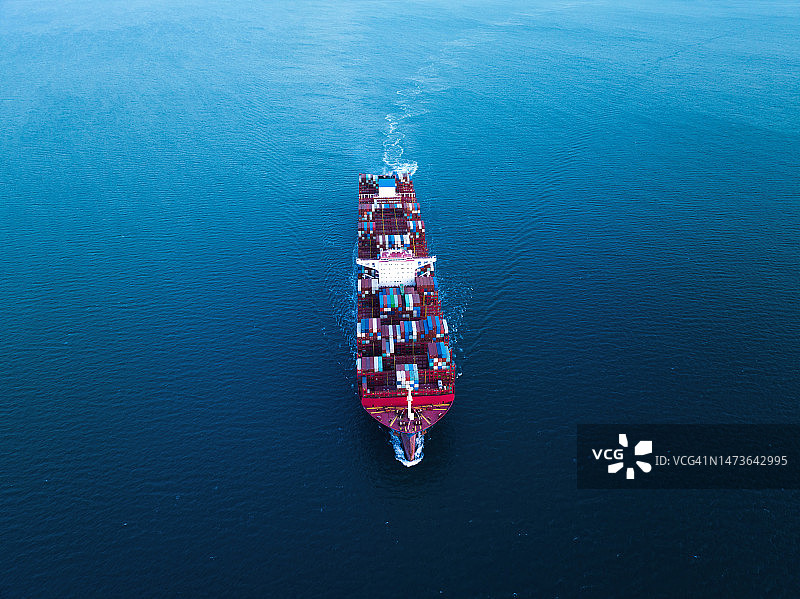 海上航行的集装箱船鸟瞰图图片素材