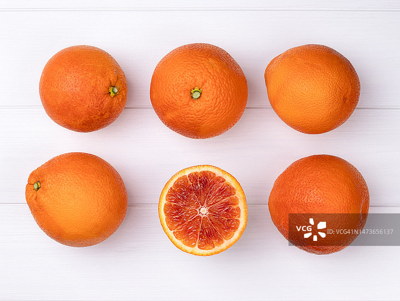 白色木质背景上的橙子图片素材