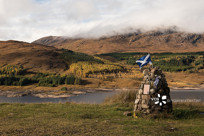 苏格兰高地雾日景观：石堆与苏格兰旗图片素材