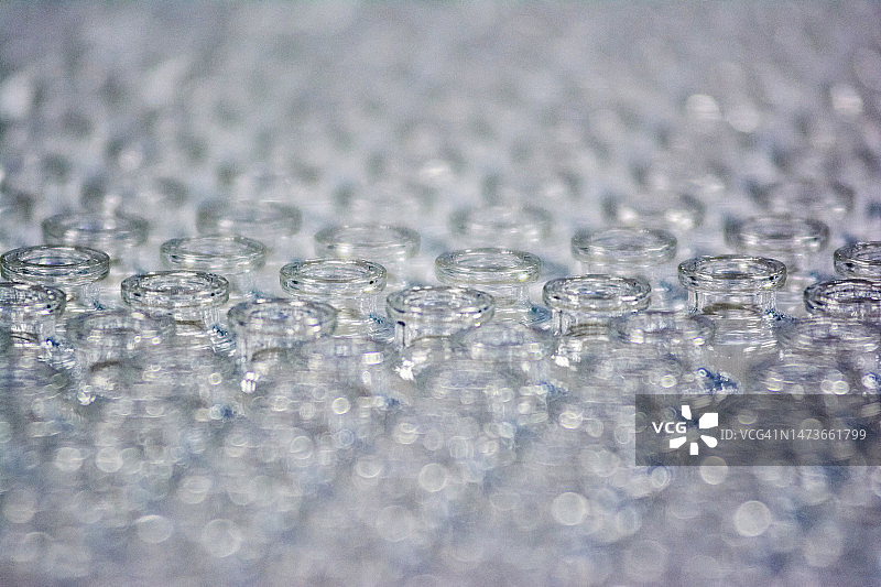 空玻璃药瓶特写图片素材