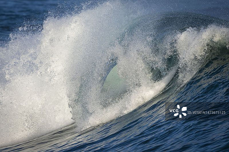 蓝色大西洋海浪拍打在赫曼努斯海岸，浪花飞溅。鲸鱼海岸，Overberg，西开普省，南非图片素材