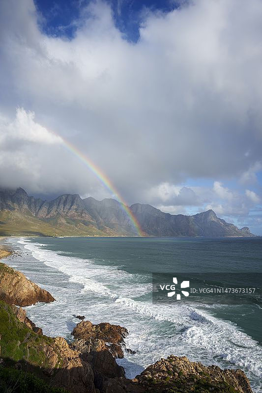 从克拉伦斯大道观看朝向鲁伊埃尔斯和汉克利普的彩虹，福尔斯湾东侧，开普敦，西开普省，南非图片素材