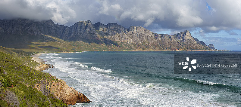 从克拉伦斯大道望向鲁伊埃尔斯和汉克利普，南非西开普省开普敦福尔斯湾东侧图片素材