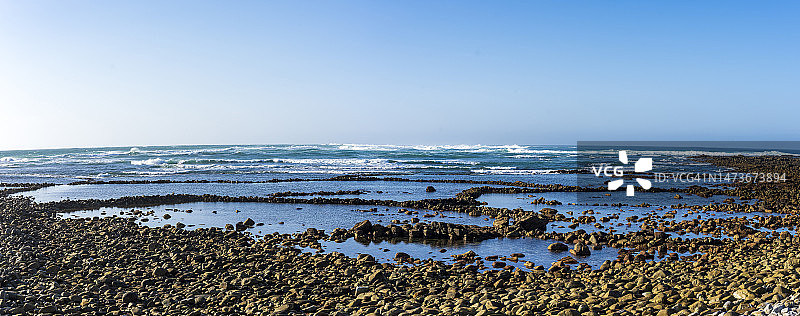在南非西开普省奥弗贝格地区的Struis Point，Struispunt，Arniston和Waenhuiskrans附近，晚石器时代的人们在印度洋沿岸建造了渔猎采集者鱼笼图片素材