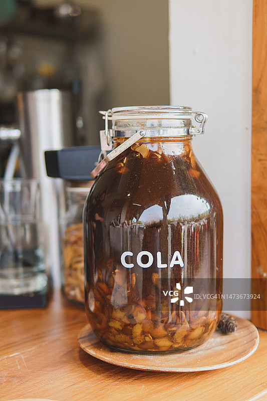 清爽的可乐饮品，真空罐中用于发酵可乐饮品的各种草药图片素材