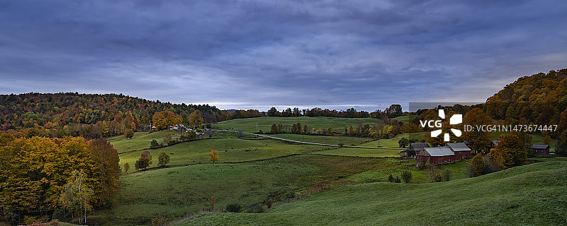 秋日日出，雾气笼罩着经典珍妮农场，展现佛蒙特州伍德斯托克南部的秋色图片素材