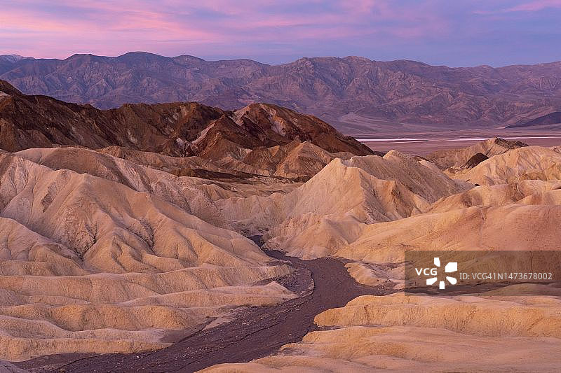 死亡谷国家公园扎布里斯基角的 Furnace Creek 地层中中新世湖床沉积的恶劣地形：日出图片素材