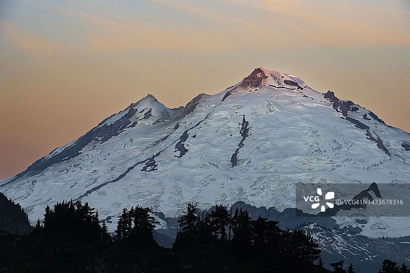 贝克山，华盛顿北部一座冰川覆盖的层状火山图片素材