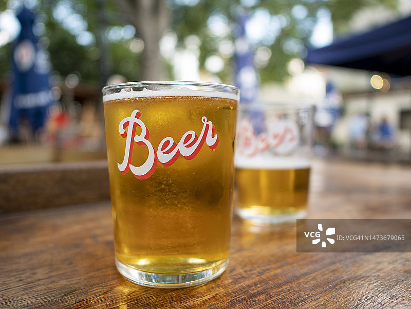 酒吧啤酒花园中的一杯淡啤酒图片素材