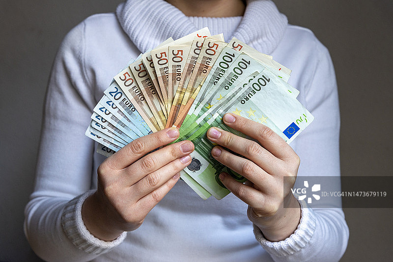 手持一捆欧元纸币图片素材