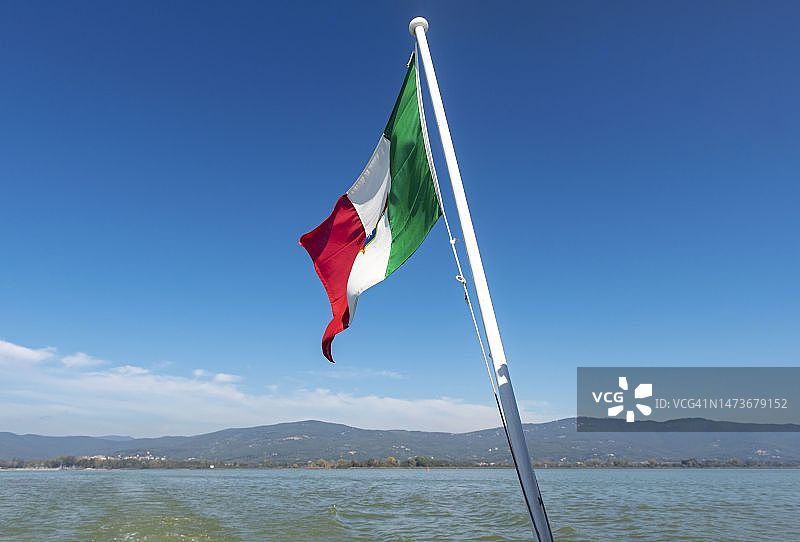 意大利国旗，特拉西梅诺湖图片素材