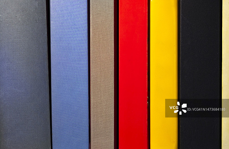 书架上的彩色精装书图片素材