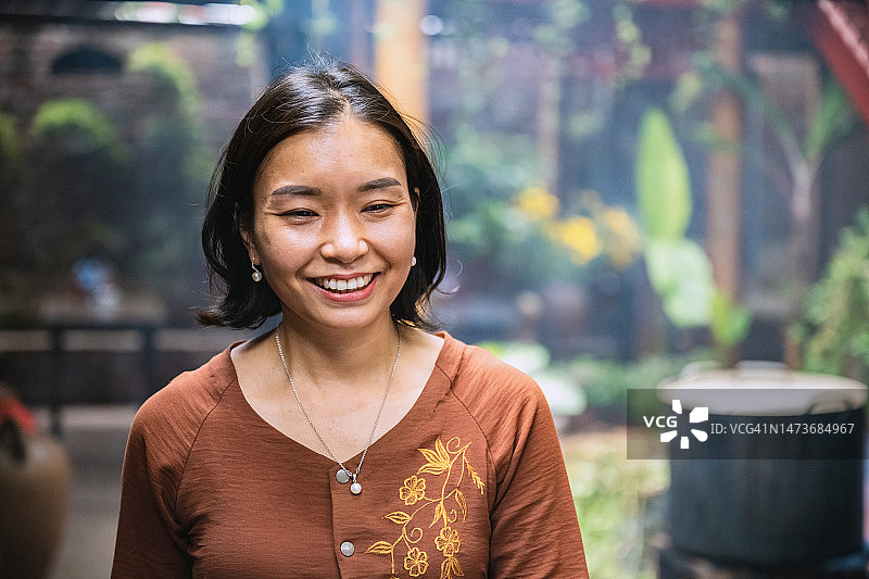 越南年轻微笑女性肖像图片素材