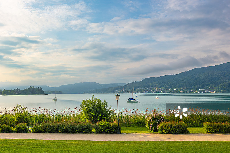 奥地利克拉根福特沃尔特湖白天的帆船图片素材