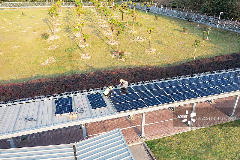 工人们正在走廊屋顶上安装太阳能电池板图片素材