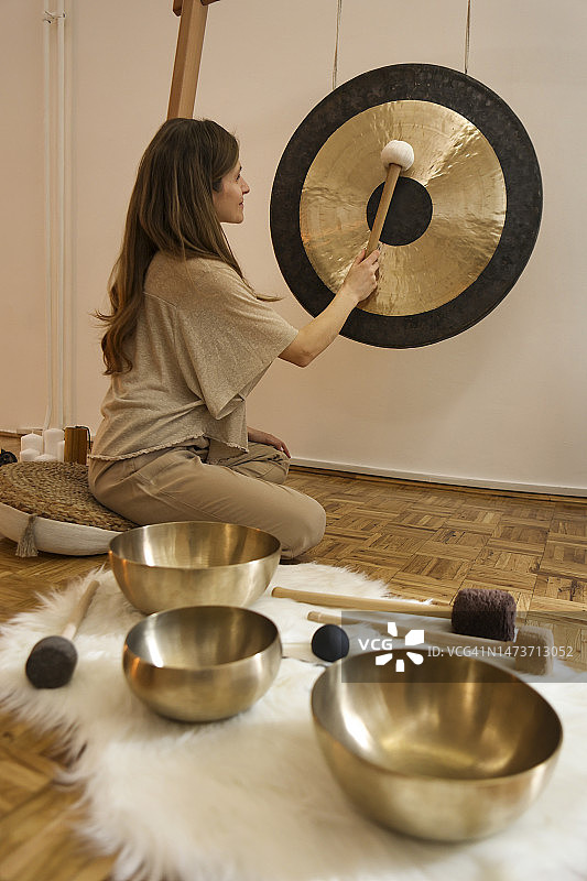 年轻女子演奏锣图片素材