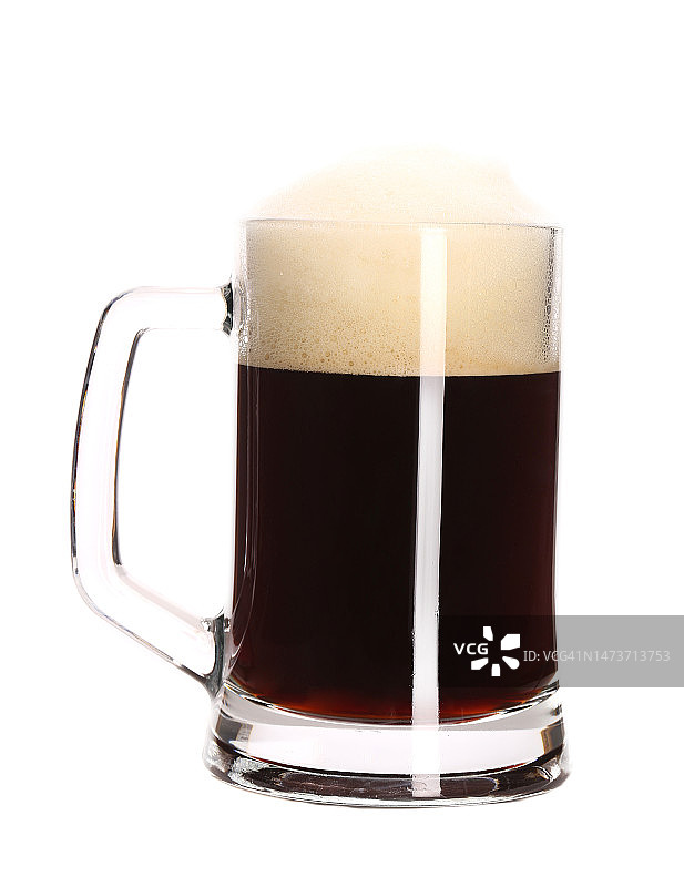 白色背景下的啤酒杯特写，摩尔多瓦图片素材